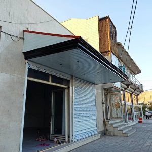 آردواز سقف شیبدار با پوشش مقاوم روی نمای مدرن آردواز مقاوم سقف شیبدار