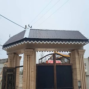 آردواز سردرب حیاط با طراحی کلاسیک روی ورودی آردواز مدرن سردرب حیاط