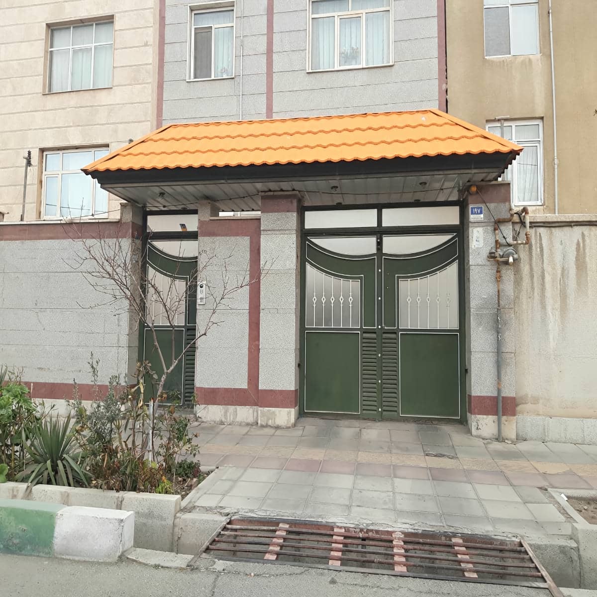 آردواز پارکینگ با آبرو در لبه سقف آردواز پارکینگ با آبرو در لبه سقف