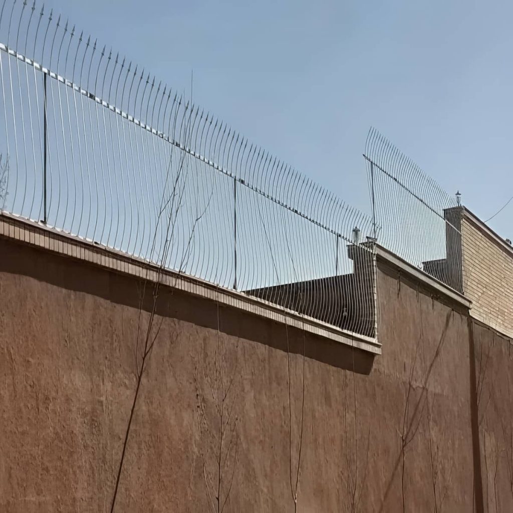 حفاظ سرنیزه ای و حفاظ شاخ گوزنی با شاسی محکم روی دیوار