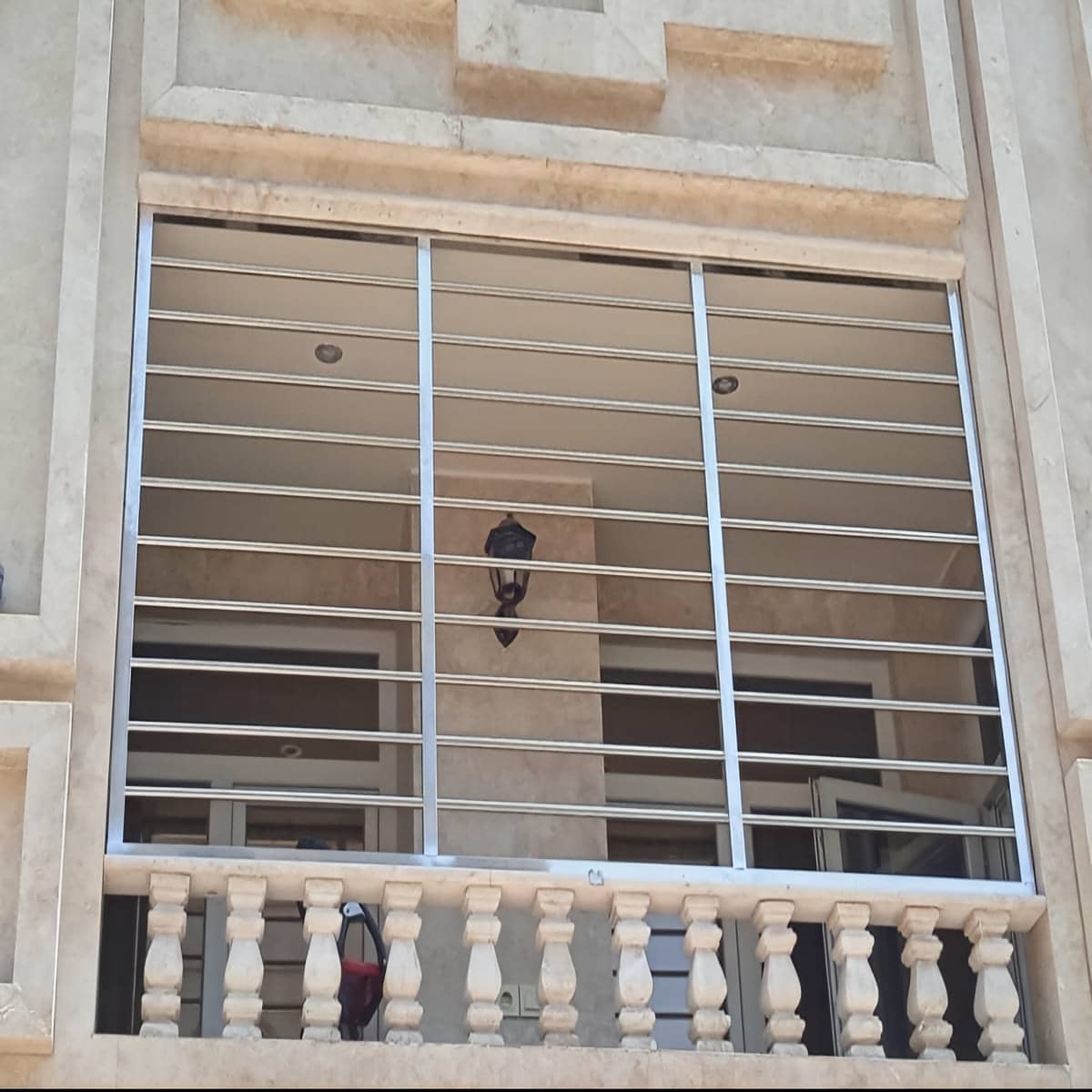 نرده استیل بالکن با دستگیره صاف و اتصال دقیق نرده استیل بالکن با دستگیره صاف و اتصال دقیق