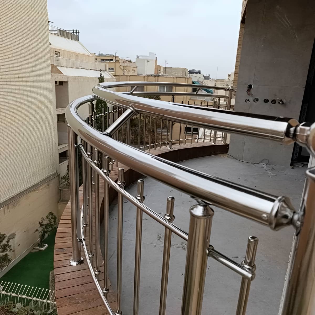 نرده استیل بالکن با فریم براق و پایه محکم نرده استیل ایمن بالکن