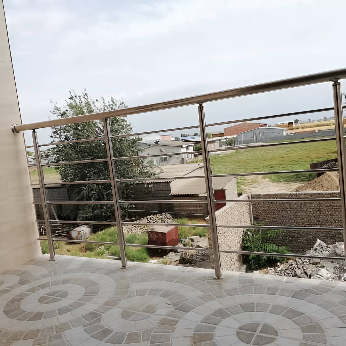 نرده استیل بالکن با جوشکاری تمیز و سطح پرداخت شده نرده استیل بالکن با جوشکاری تمیز و سطح پرداخت شده