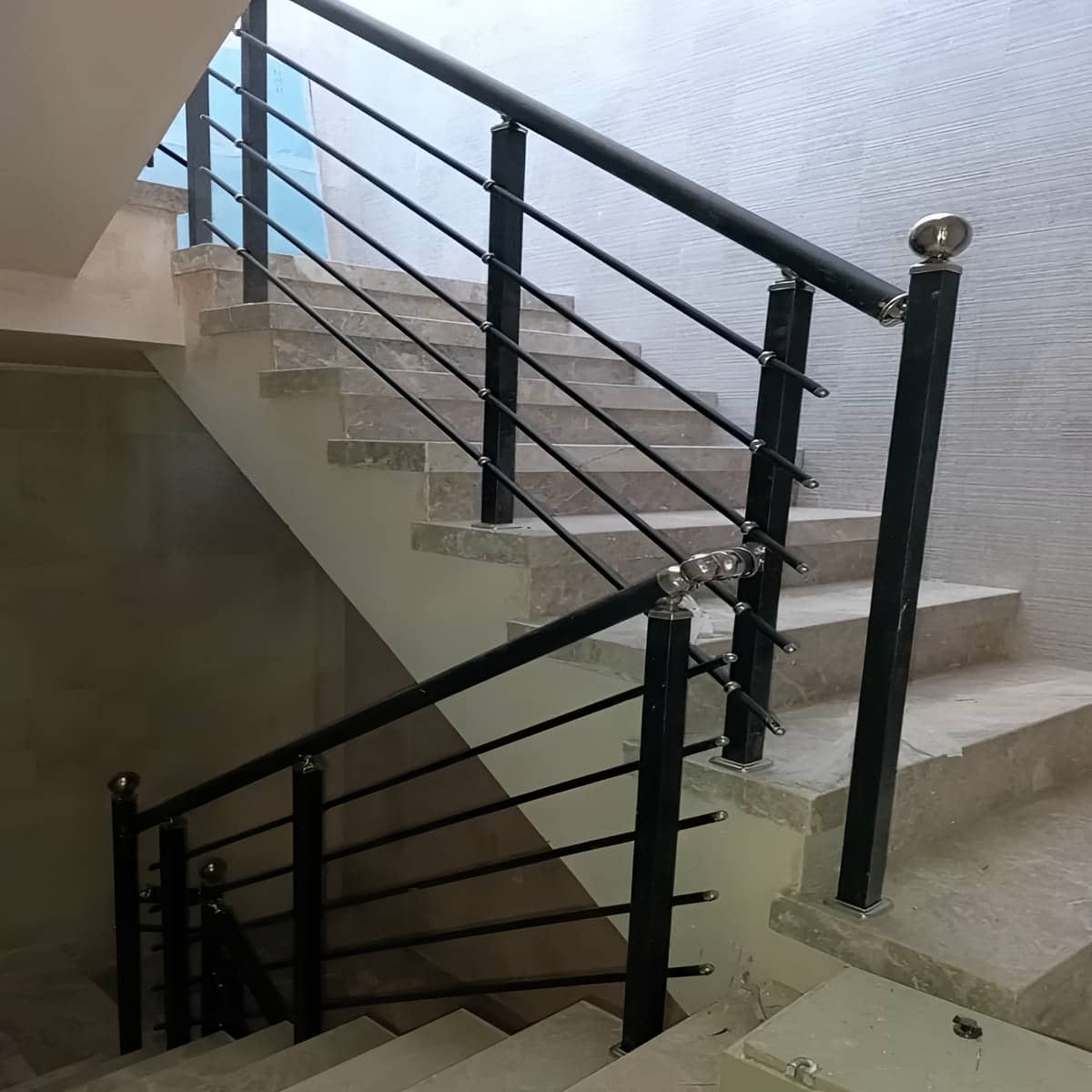 نرده استیل طلایی با فریم براق و پایه محکم نرده استیل طلایی لوکس