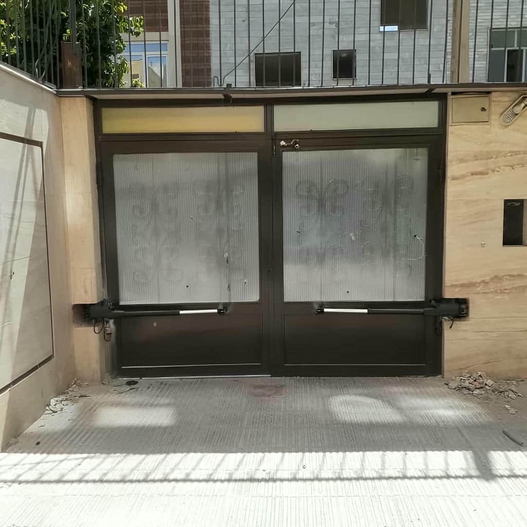 جک درب پارکینگ با نصب بازویی روی درب لولایی نصب استاندارد و راه اندازی جک درب پارکینگ