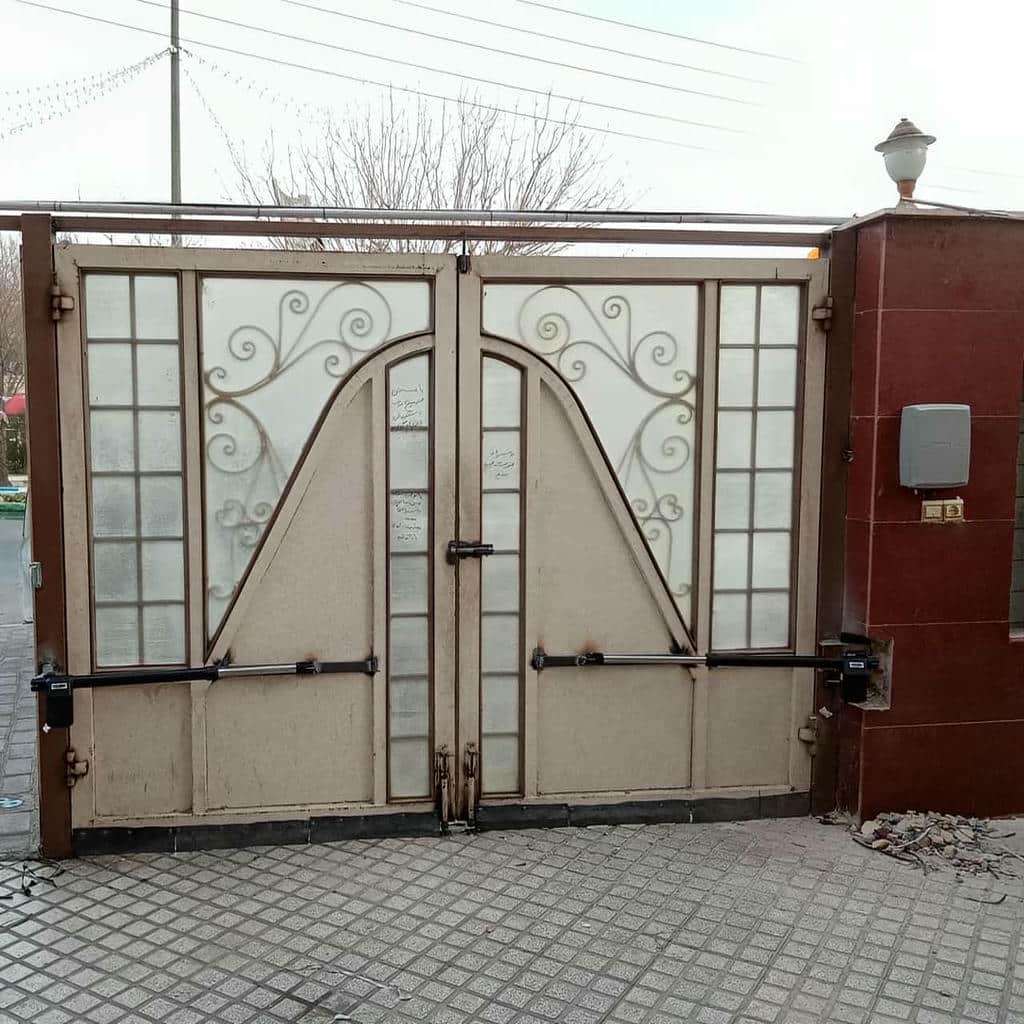 جک پارکینگی با فلاشر هشدار روی ستون ورودی جک پارکینگی با فلاشر هشدار روی ستون ورودی