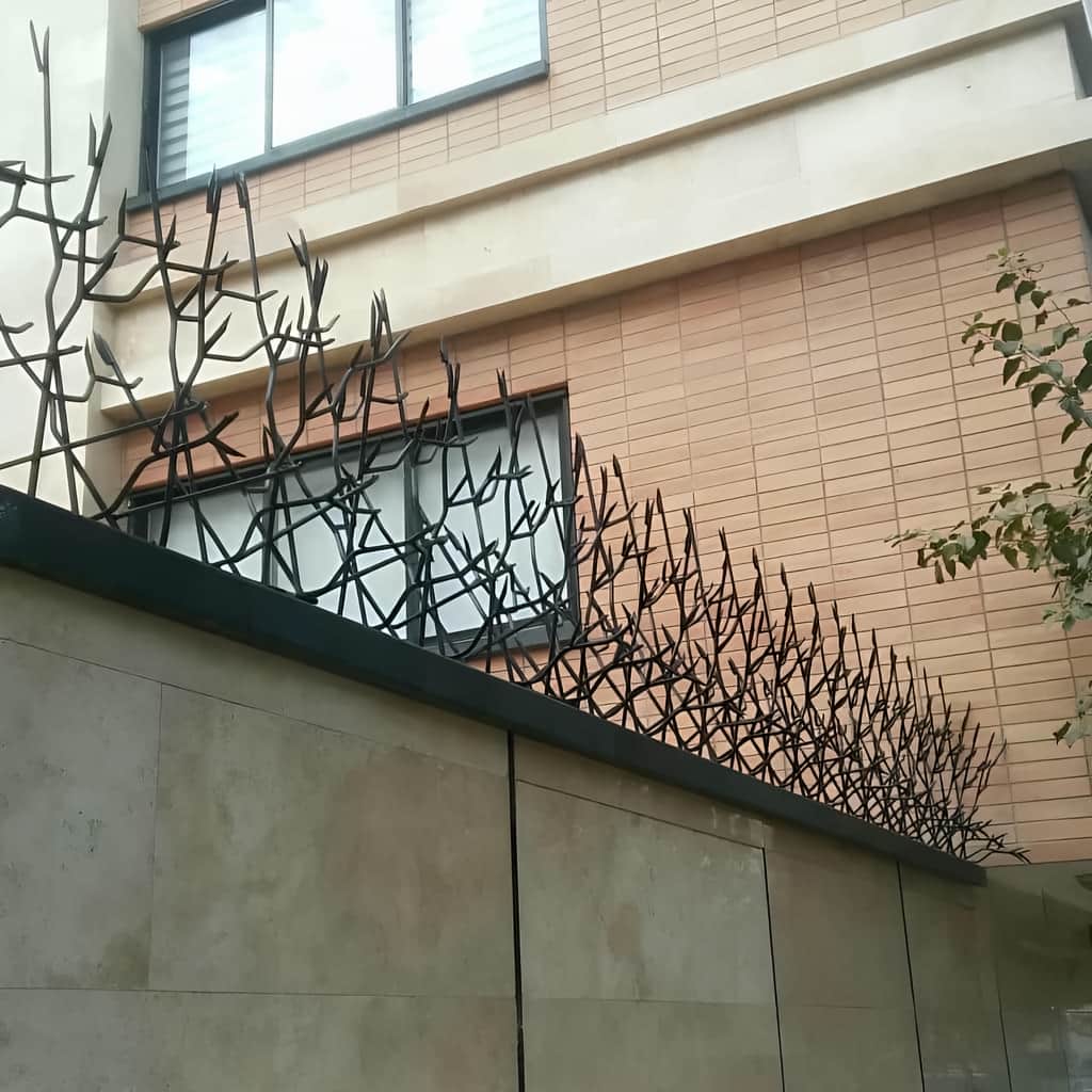 سفارش حفاظ آبشاری روی سنگ تاج دیوار