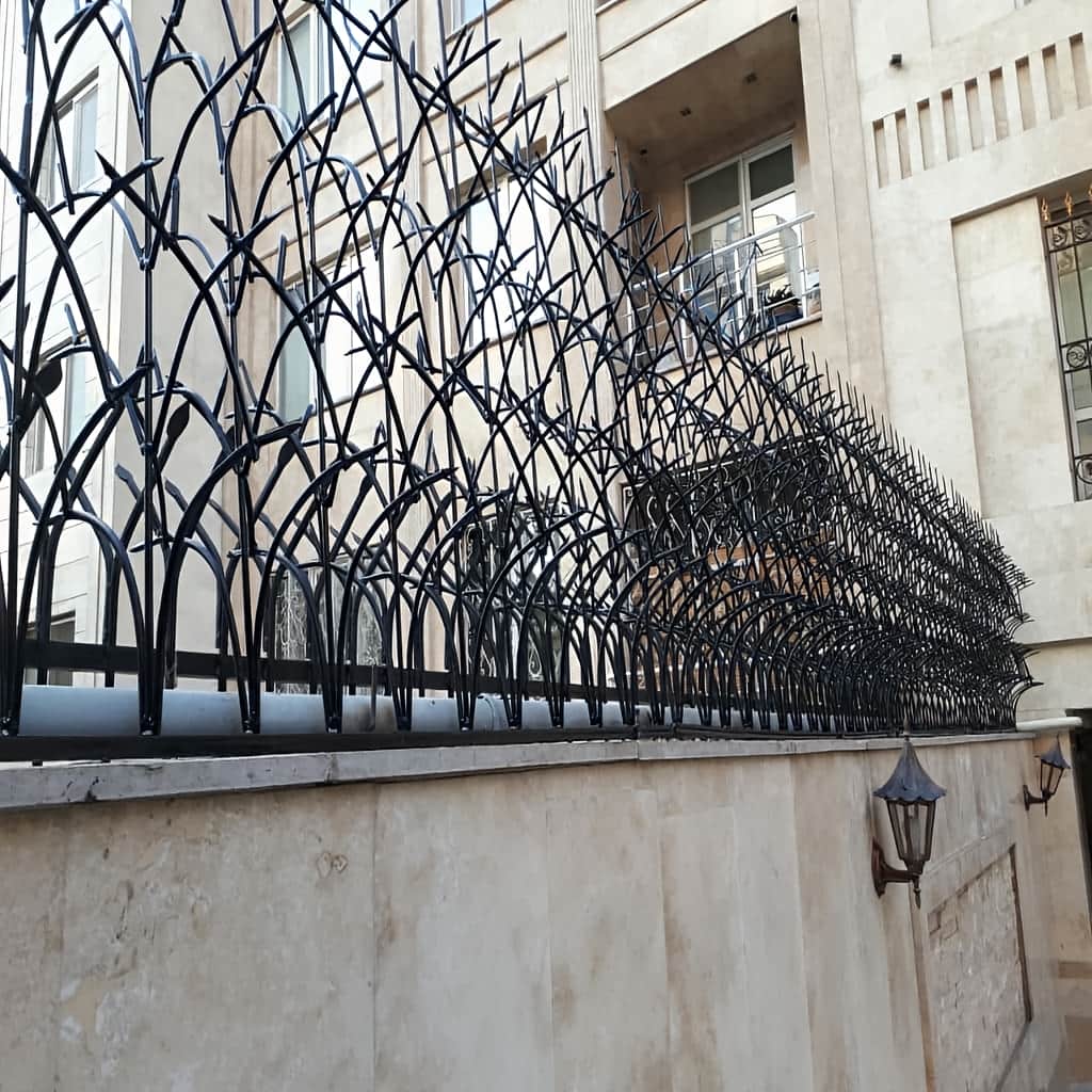 خرید حفاظ آبشاری روی دیوار سنگی برای امنیت ورودی