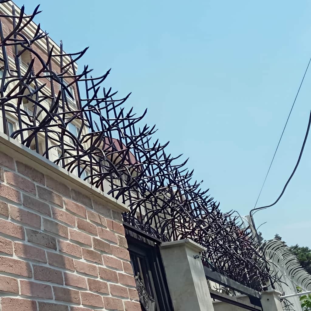 نصب حفاظ آبشاری پرتراکم روی دیوار سنگی