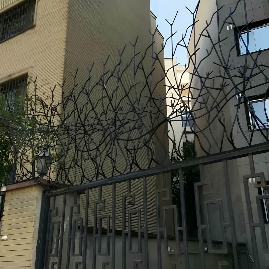 ساخت حفاظ دیوار بلند ضد سرقت با رنگ کوره‌ای