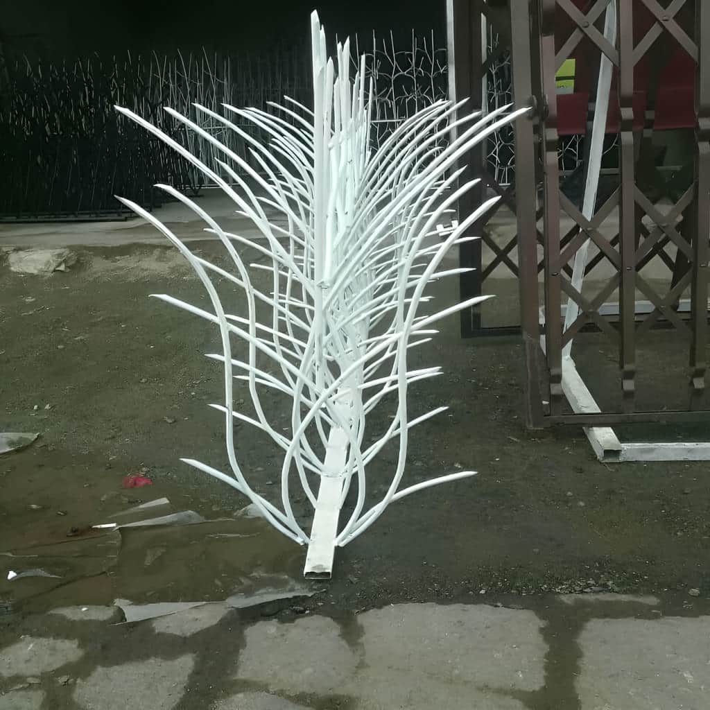 حفاظ نیزار روی دیوار باغ با رنگ کوره‌ای