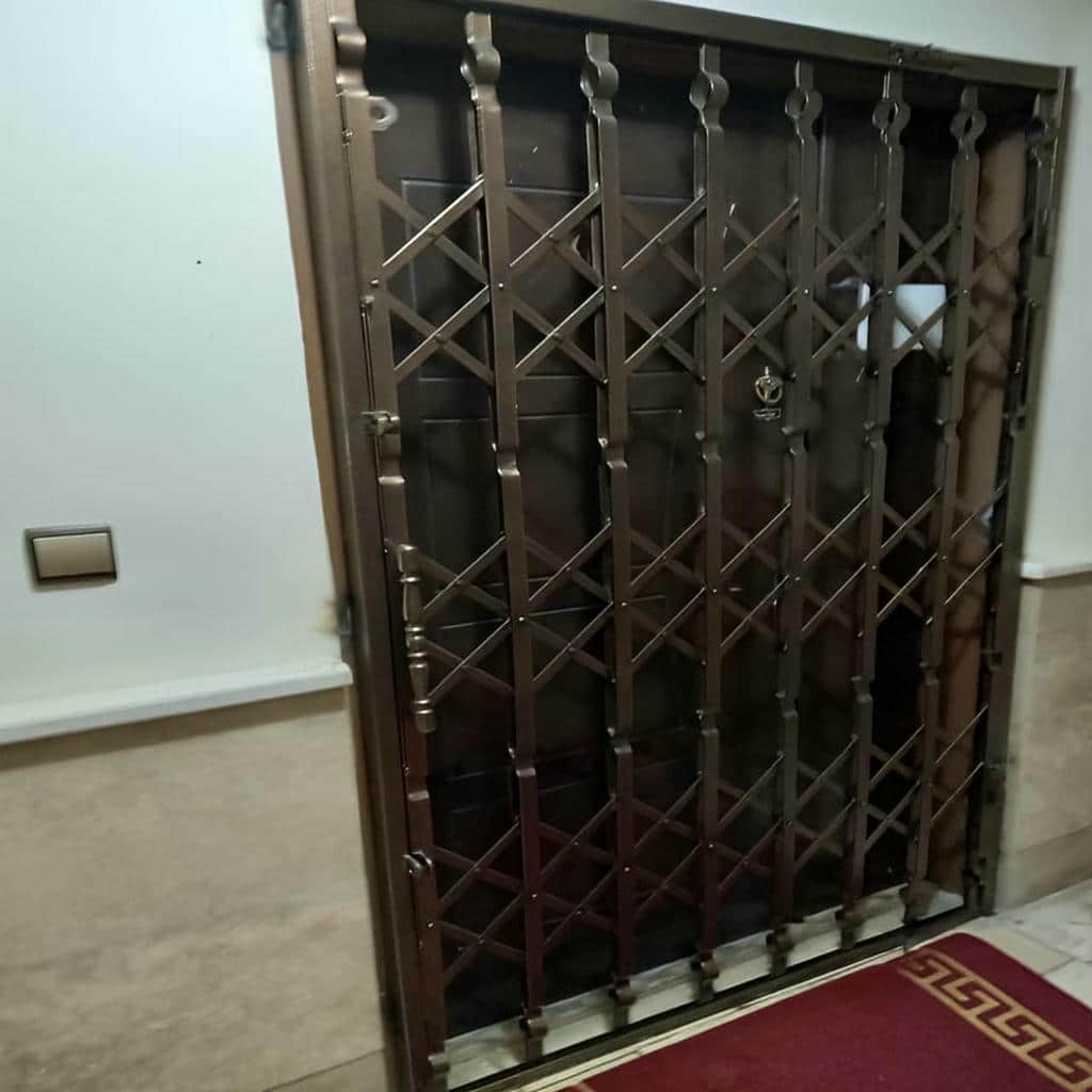 طرح سه گل حفاظ درب آپارتمان برای رفت‌وآمد روان