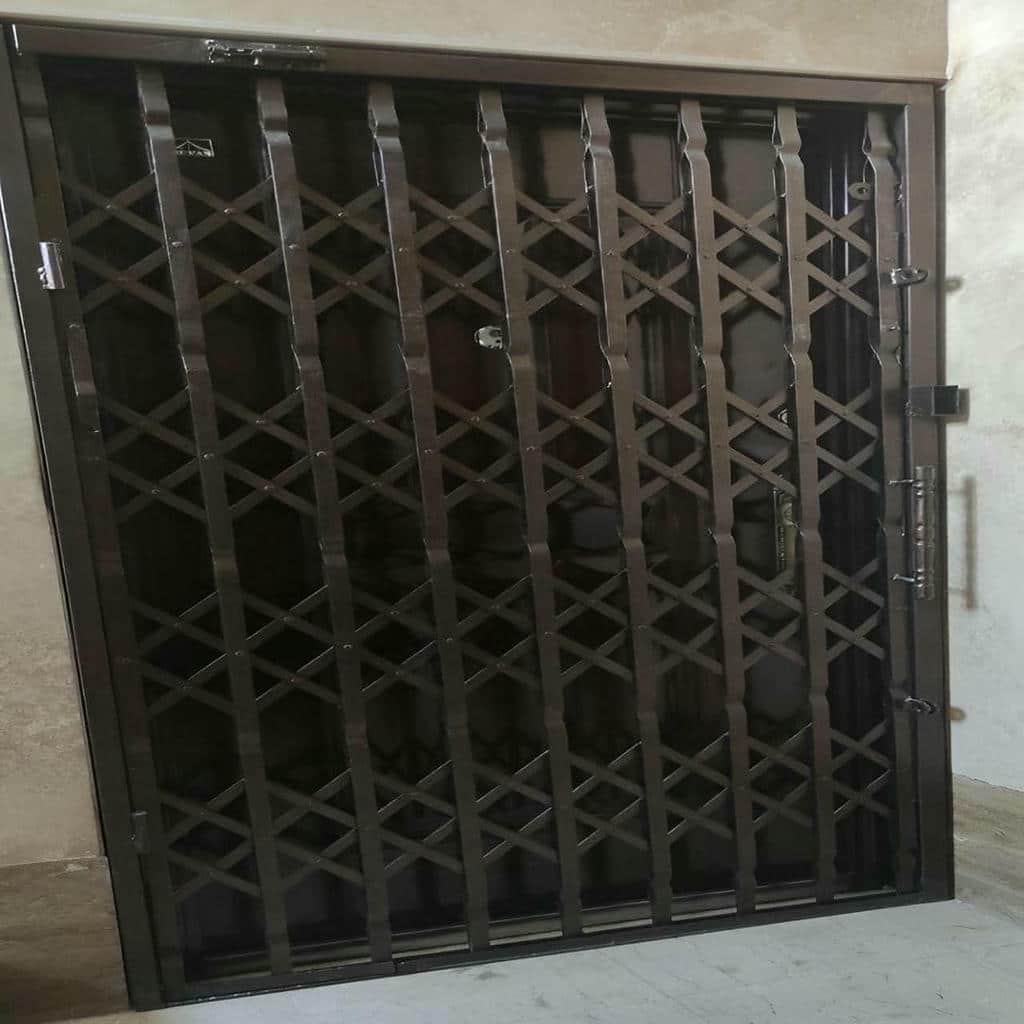 درب آکاردئونی ورق‌دار برای افزایش حریم دید آپارتمان
