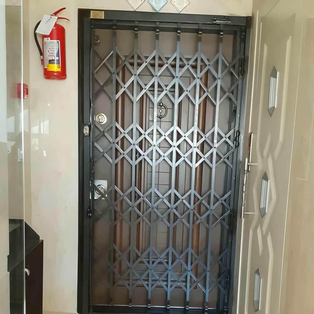 مدل گل پیچکی درب آکاردئونی سلطنتی با قفل محافظت‌شده