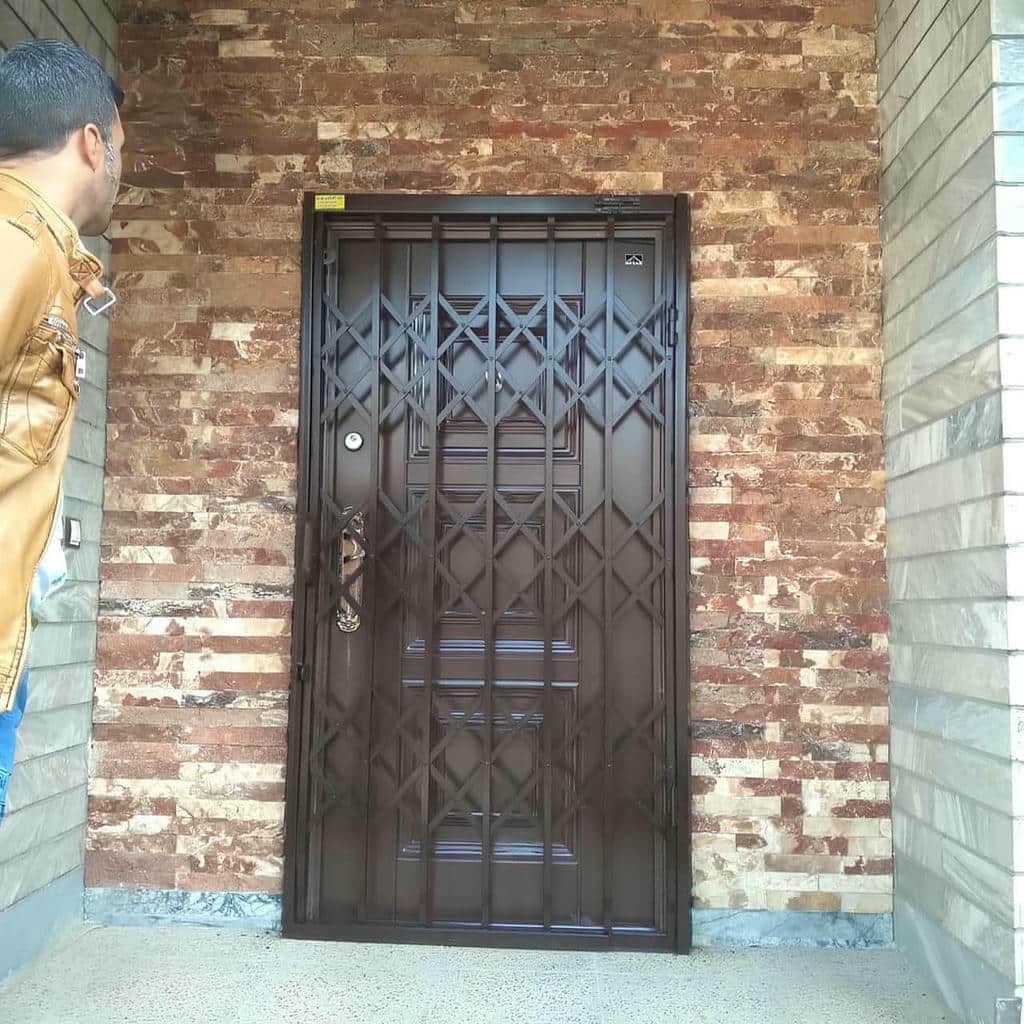 سفارش درب ریلی آکاردئونی کم جا متناسب با فضای ورودی
