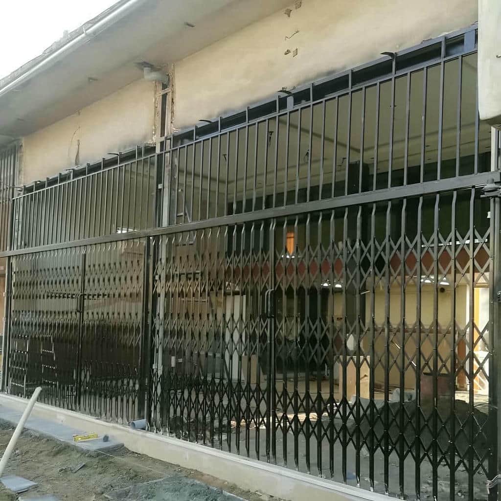 اجرای حفاظ درب ضد سرقت فلزی با حفظ مسیر خروج