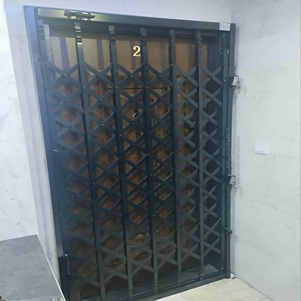 نصب درب آکاردئونی سفید طلایی با حرکت روان