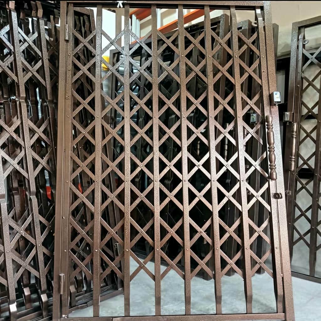 درب آکاردئونی چهار گل قفل دار برای کنترل ورودی