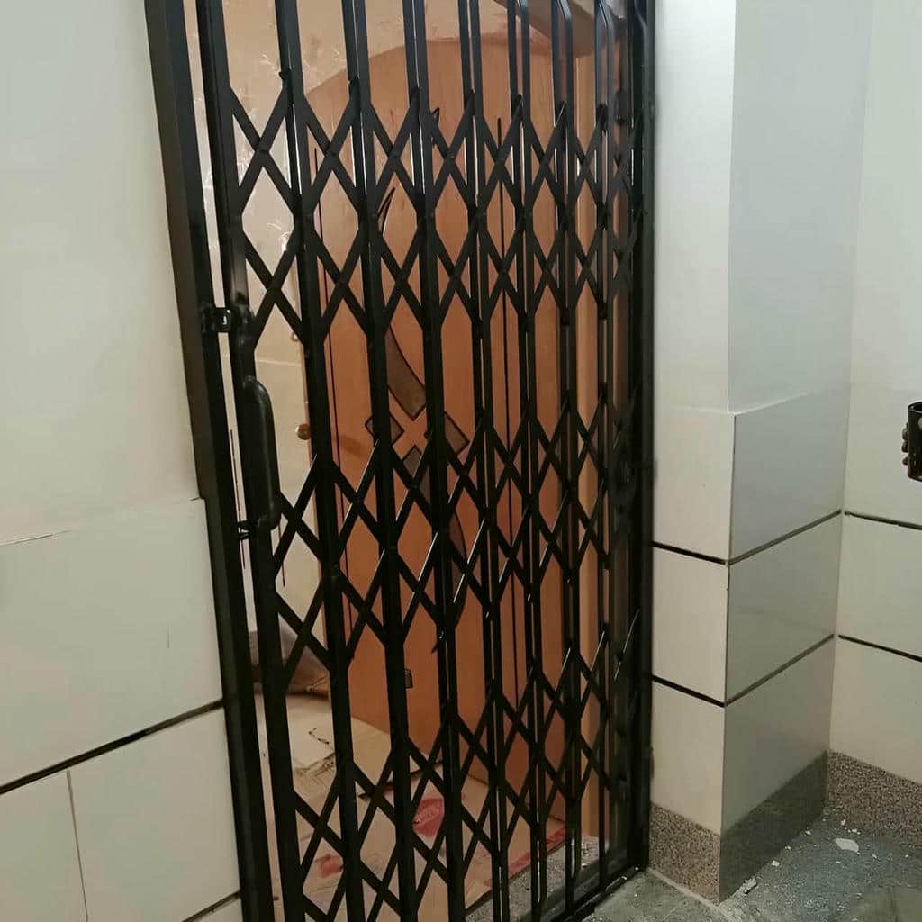 درب حفاظ فلزی ورودی واحد برای امنیت و رفت‌وآمد روان