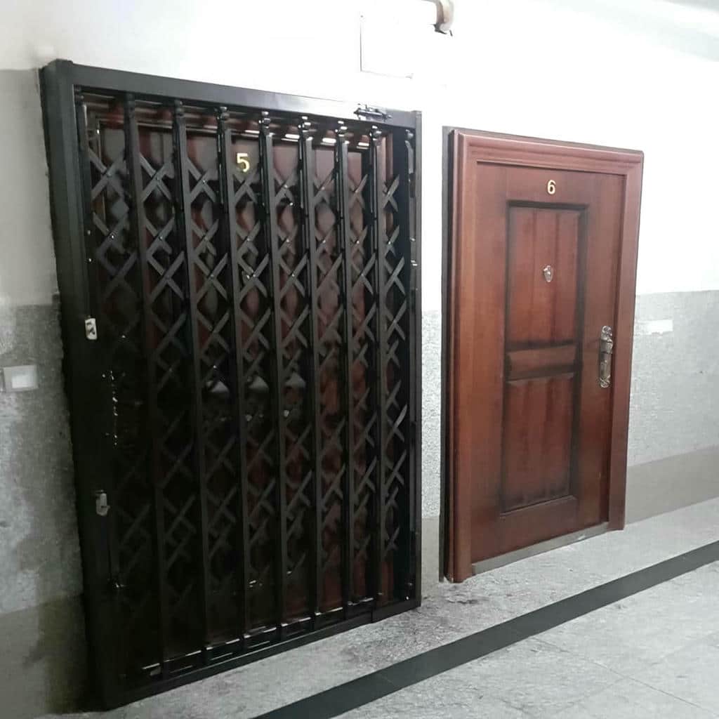 مدل کم‌صدا درب آکاردئونی سفید طلایی برای آرامش