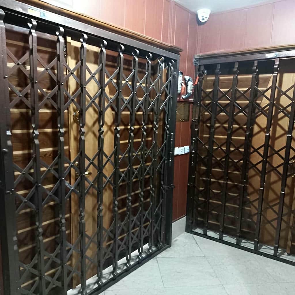 حفاظ آکاردئونی درب واحد مسکونی سه گل با حرکت روان