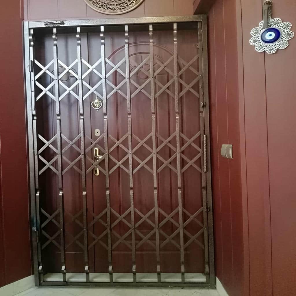 مدل پنج گل درب آکاردئونی سفید طلایی برای حریم بیشتر