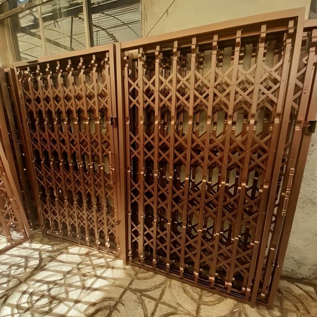 طرح پنج گل درب آکاردئونی مشکی طلایی برای حریم بیشتر