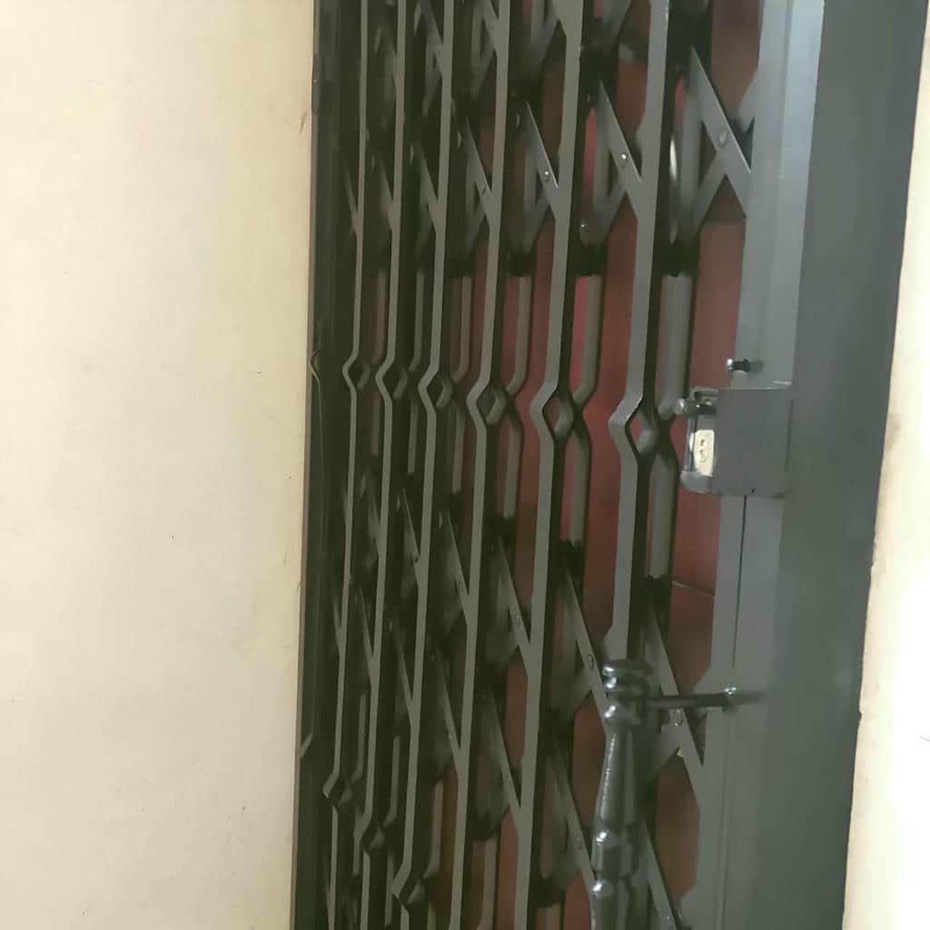 مدل ساده درب آکاردئونی تسمه پهن با حرکت روان روزانه