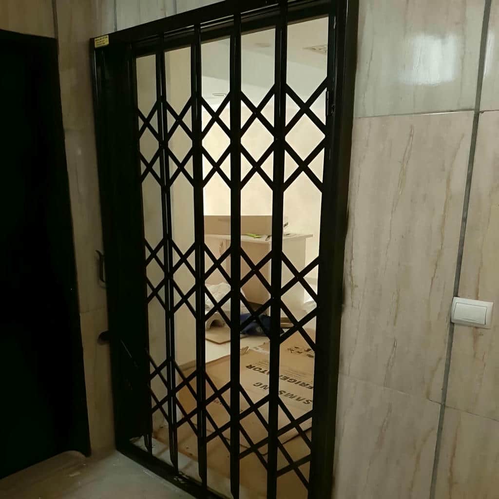 درب آکاردئونی طلایی سلطنتی برای امنیت و رفت‌وآمد روان