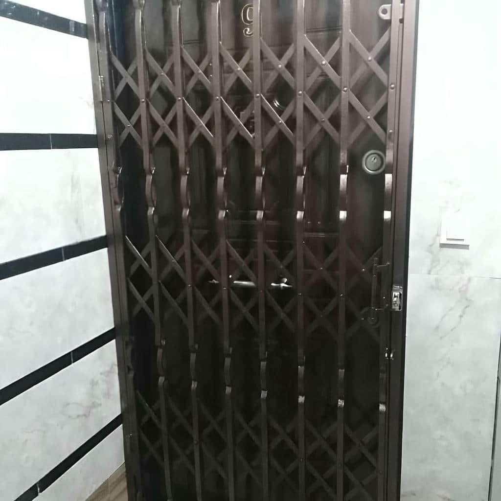 اجرای درب آکاردئونی طرح دار با حفظ مسیر خروج