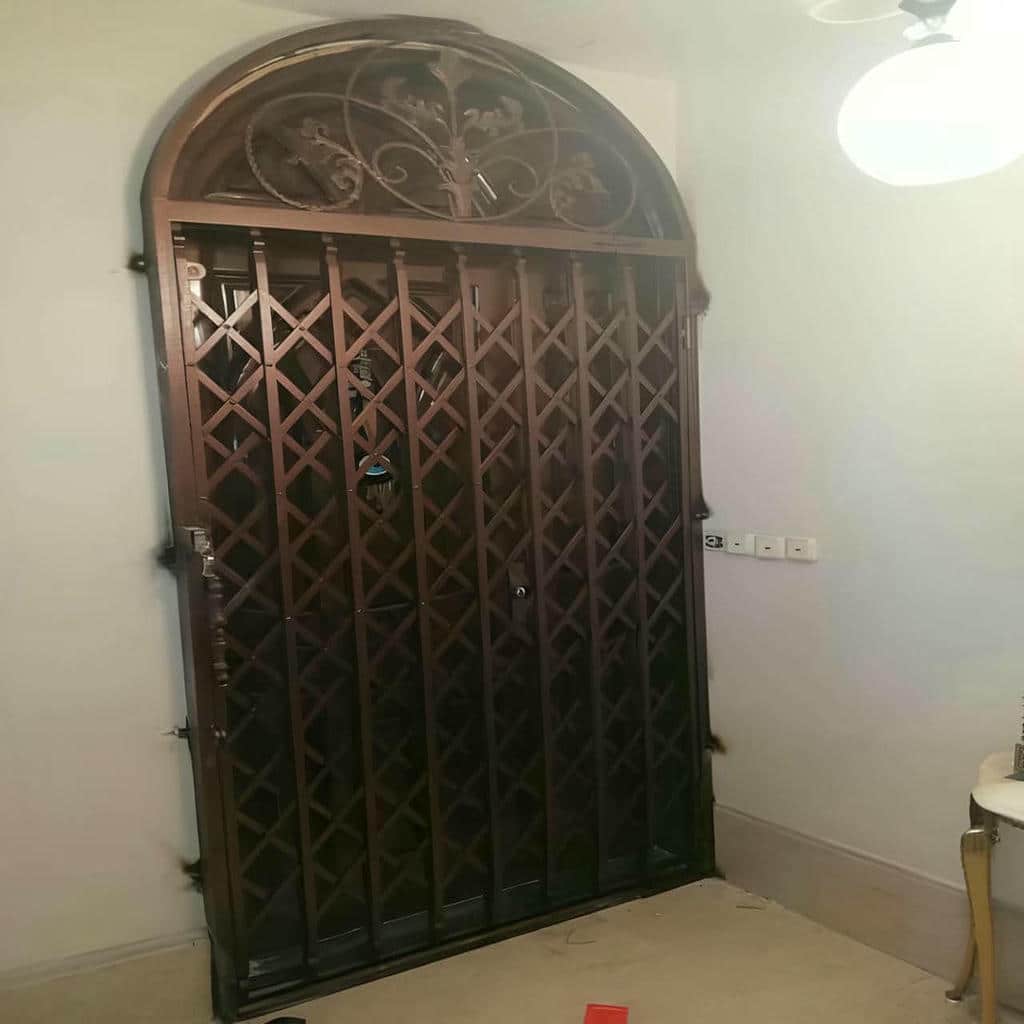 درب آکاردئونی پنج گل با لوزی متراکم و قفل محافظت‌شده