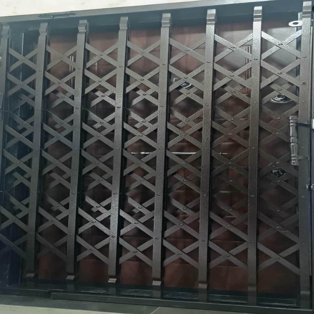 نصب حفاظ آکاردئونی دو جداره ورودی با ریل تقویت‌شده