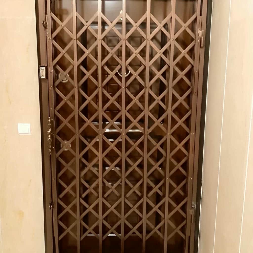 مدل پنج گل درب آکاردئونی طرح دار برای حریم بیشتر