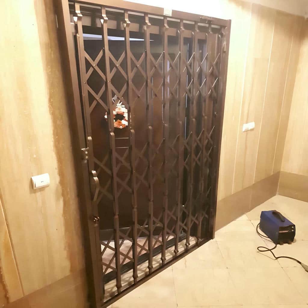 مدل گل مرکزی درب آکاردئونی سلطنتی برای رفت‌وآمد روان