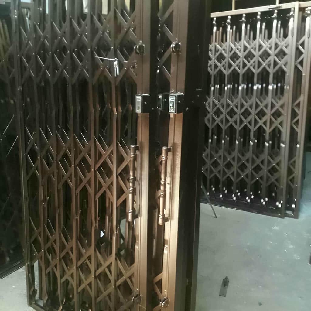 اجرای درب آکاردئونی سفید طلایی با حفظ مسیر خروج