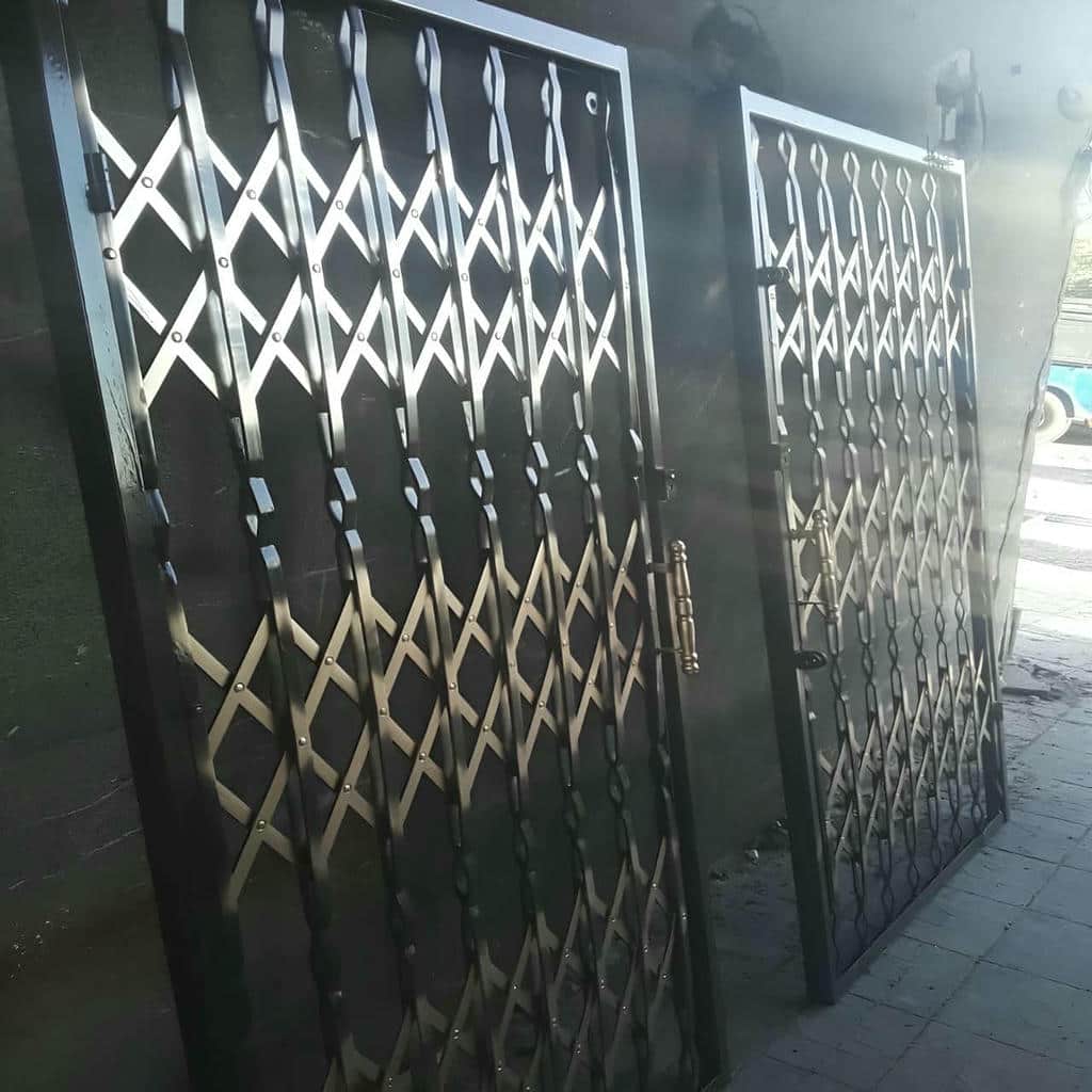 درب آکاردئونی طلایی سلطنتی تمام گل با شبکه متراکم
