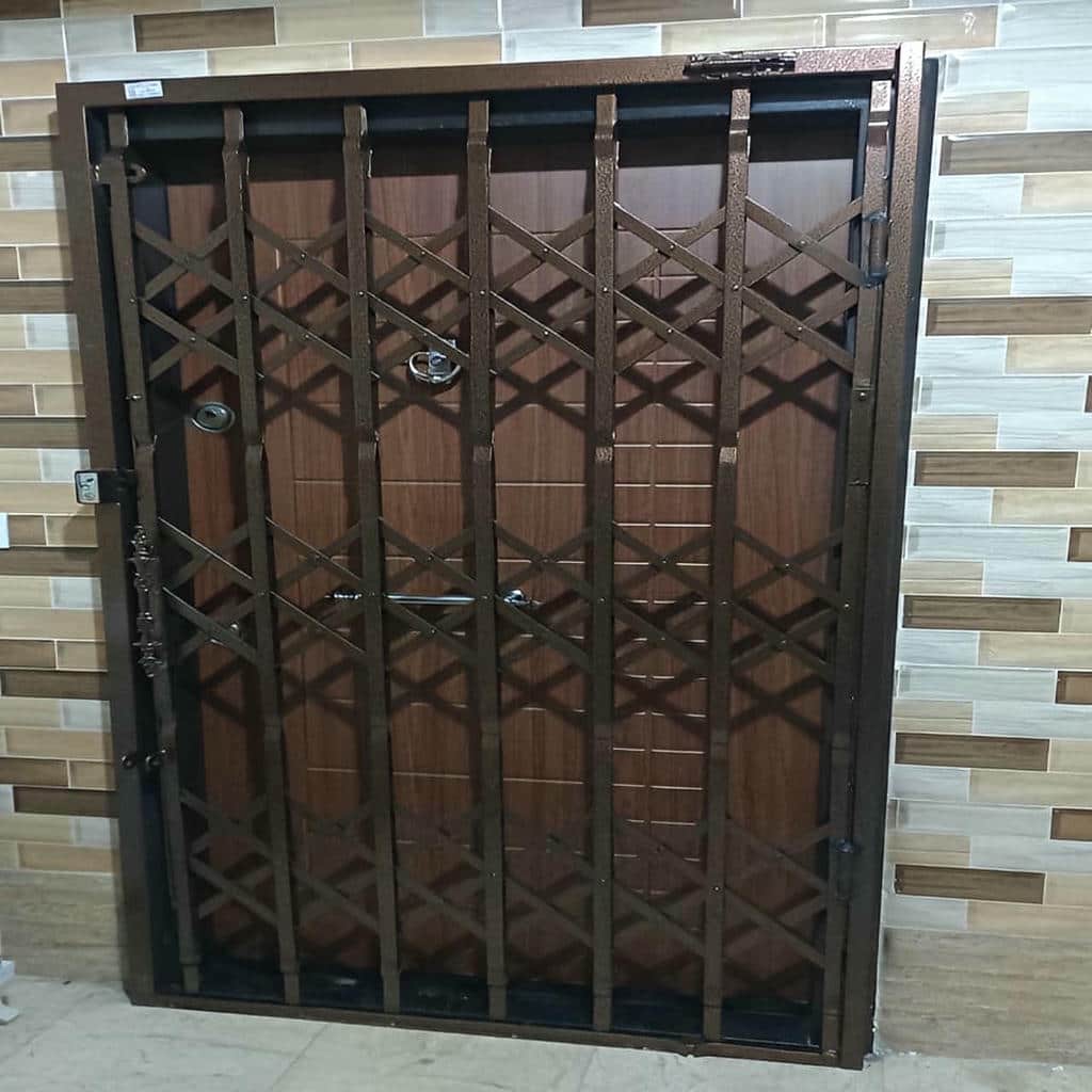 سفارش حفاظ پشت درب آپارتمان ریلی متناسب با فضای ورودی
