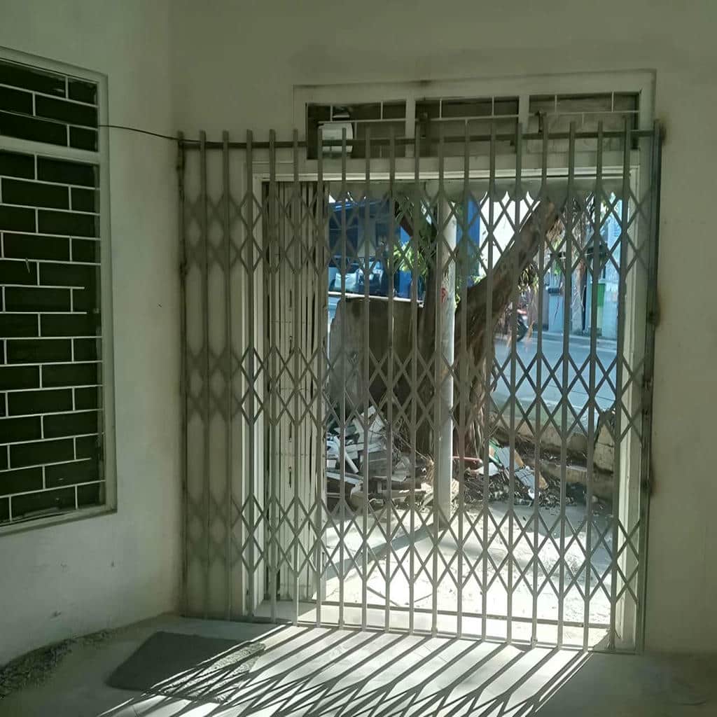 نصب درب حفاظ فلزی ورودی واحد با لولای تقویت‌شده