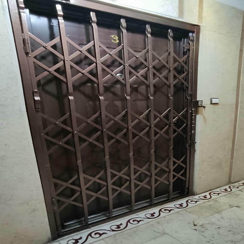 طرح ساده درب ریلی آکاردئونی کم جا با شبکه لوزی
