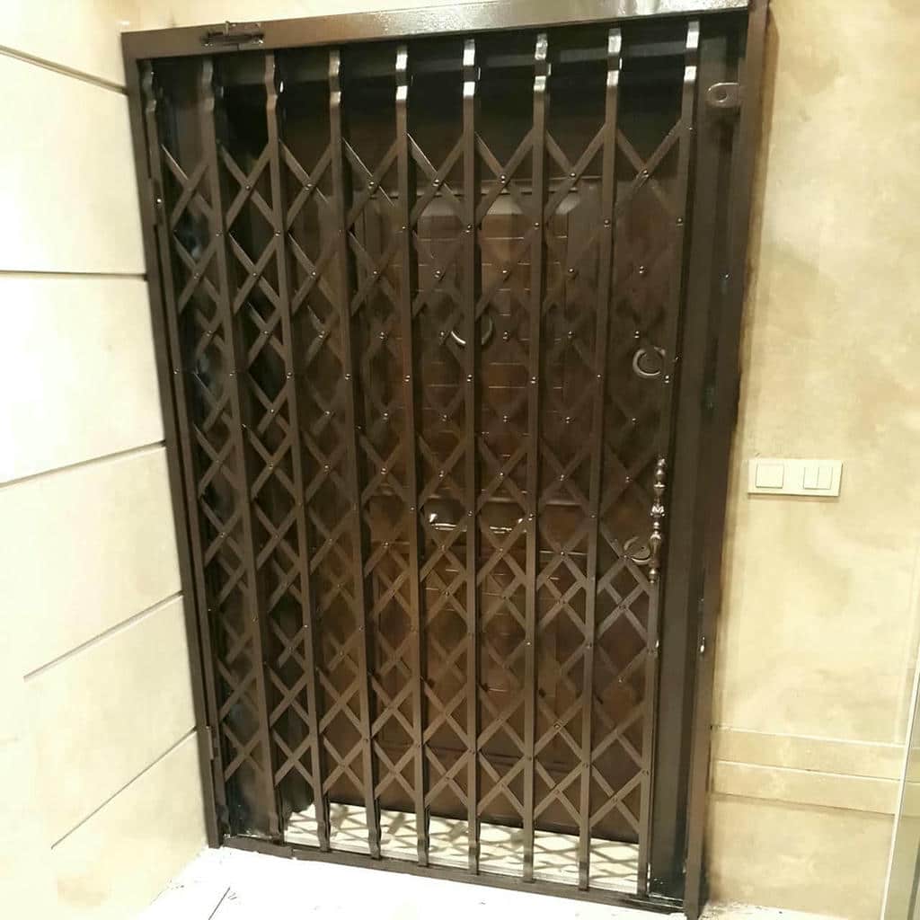 درب آکاردئونی شیک قفل دار برای امنیت و رفت‌وآمد روان