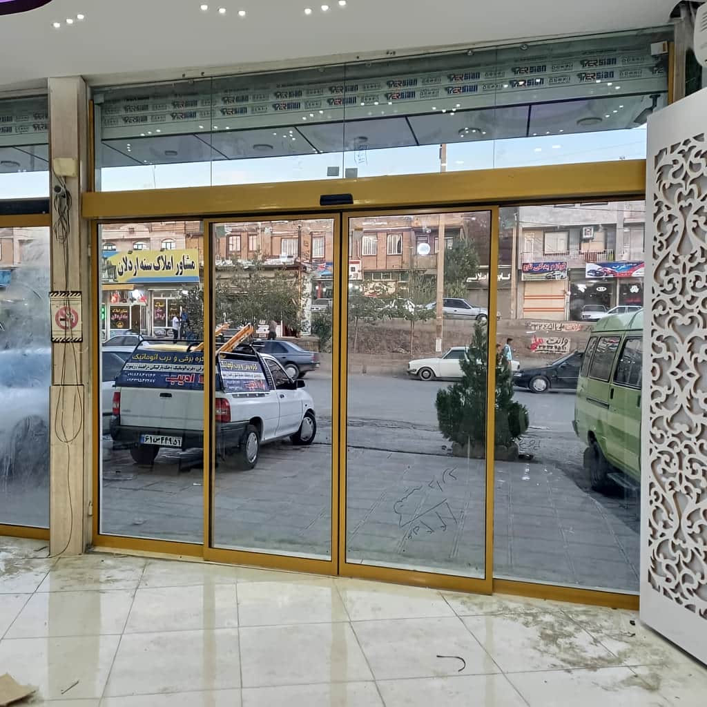 نصب فریم آلومینیومی درب اتوماتیک با حرکت روان