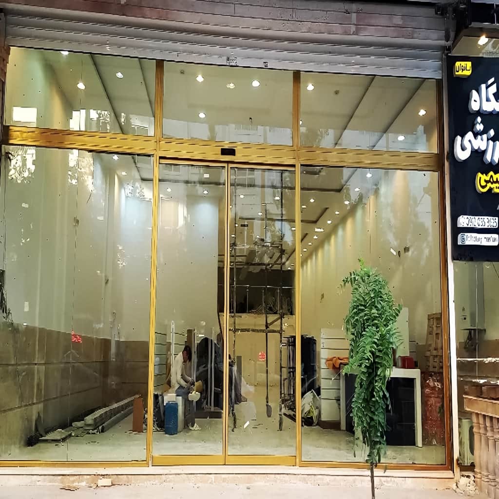 اجرای درب لمینت اتوماتیک دو‌لت برای رفت‌وآمد روان