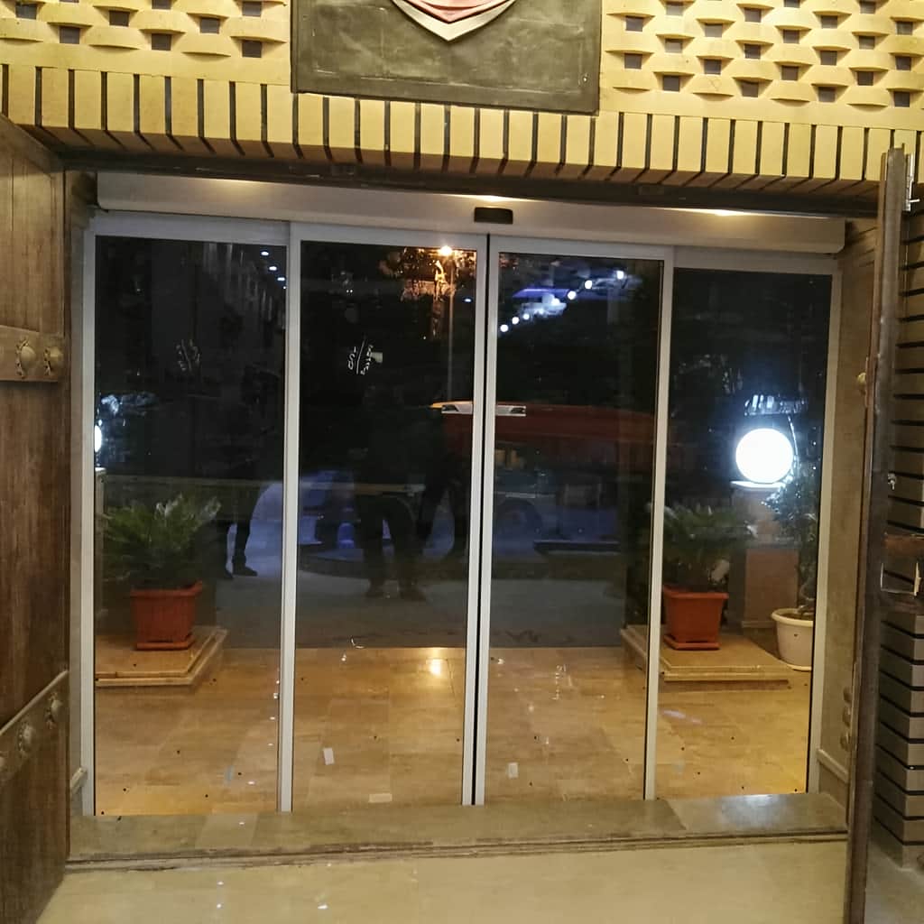 ساخت درب شیشه ای اتوماتیک فریم‌لس برای فروشگاه