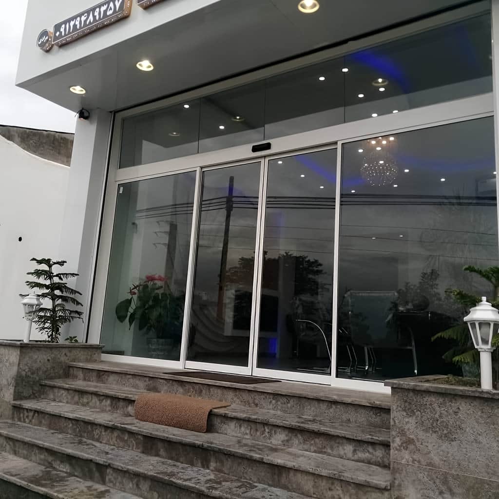 نصب درب شیشه ای اتوماتیک دو لت با سنسور ایمنی