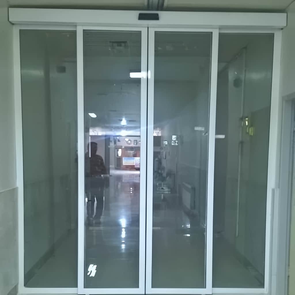 اجرای درب شیشه ای اتوماتیک تلسکوپی برای عبور چمدان