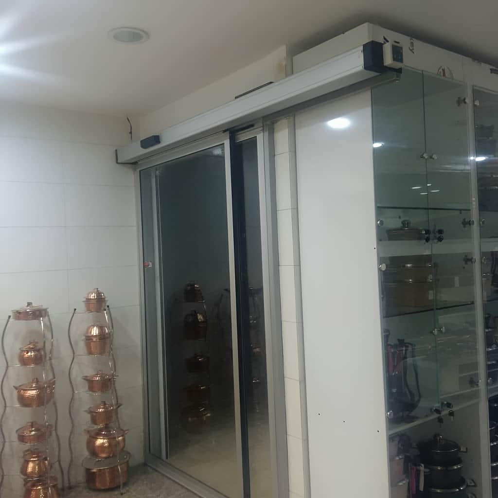 درب شیشه ای اتوماتیک کشویی اداری با ورود کنترل‌شده