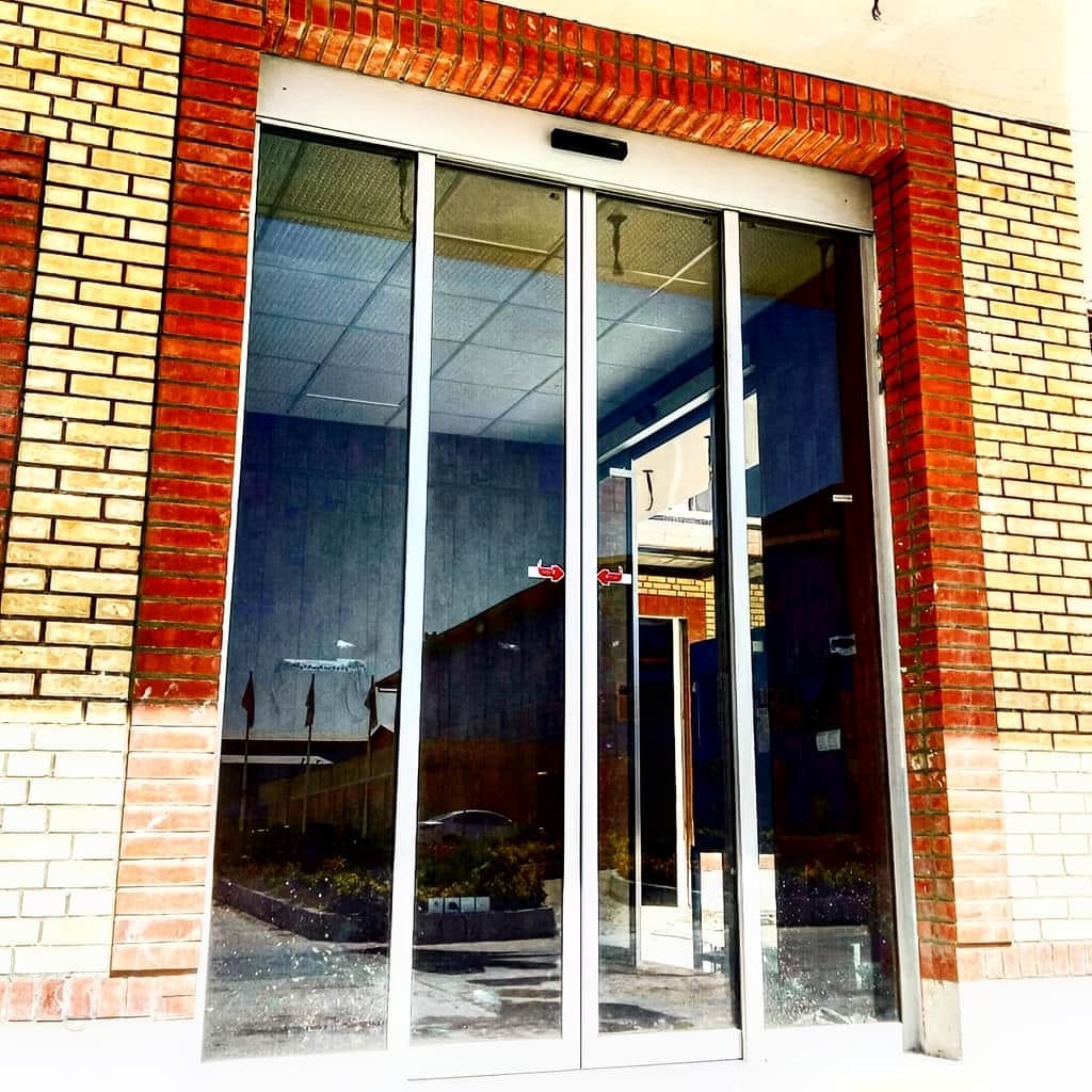 تعمیر درب شیشه ای فریم مشکی و تنظیم قفل