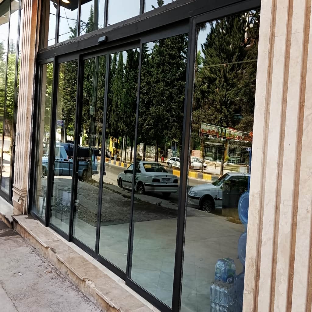 درب شیشه ای مجتمع فریم‌دار تقویت‌شده برای امنیت روزانه