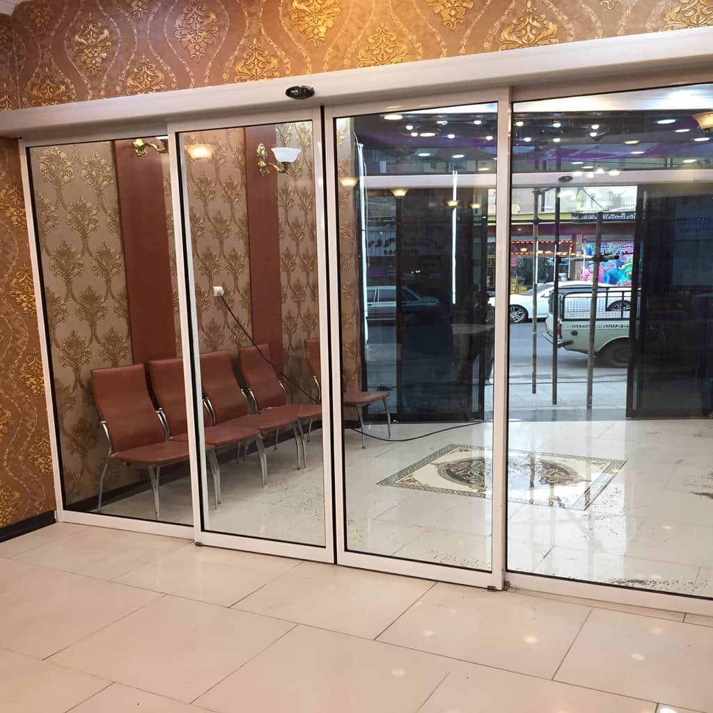 درب شیشه ای مدرن فریم مشکی تلسکوپی با عرض عبور بیشتر