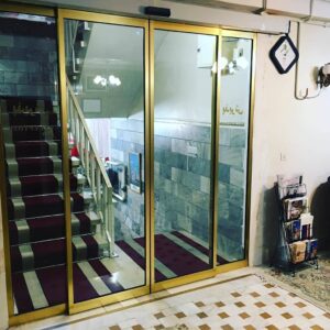 10 نمونه درب شیشه ای اتوماتیک کشویی دو لت